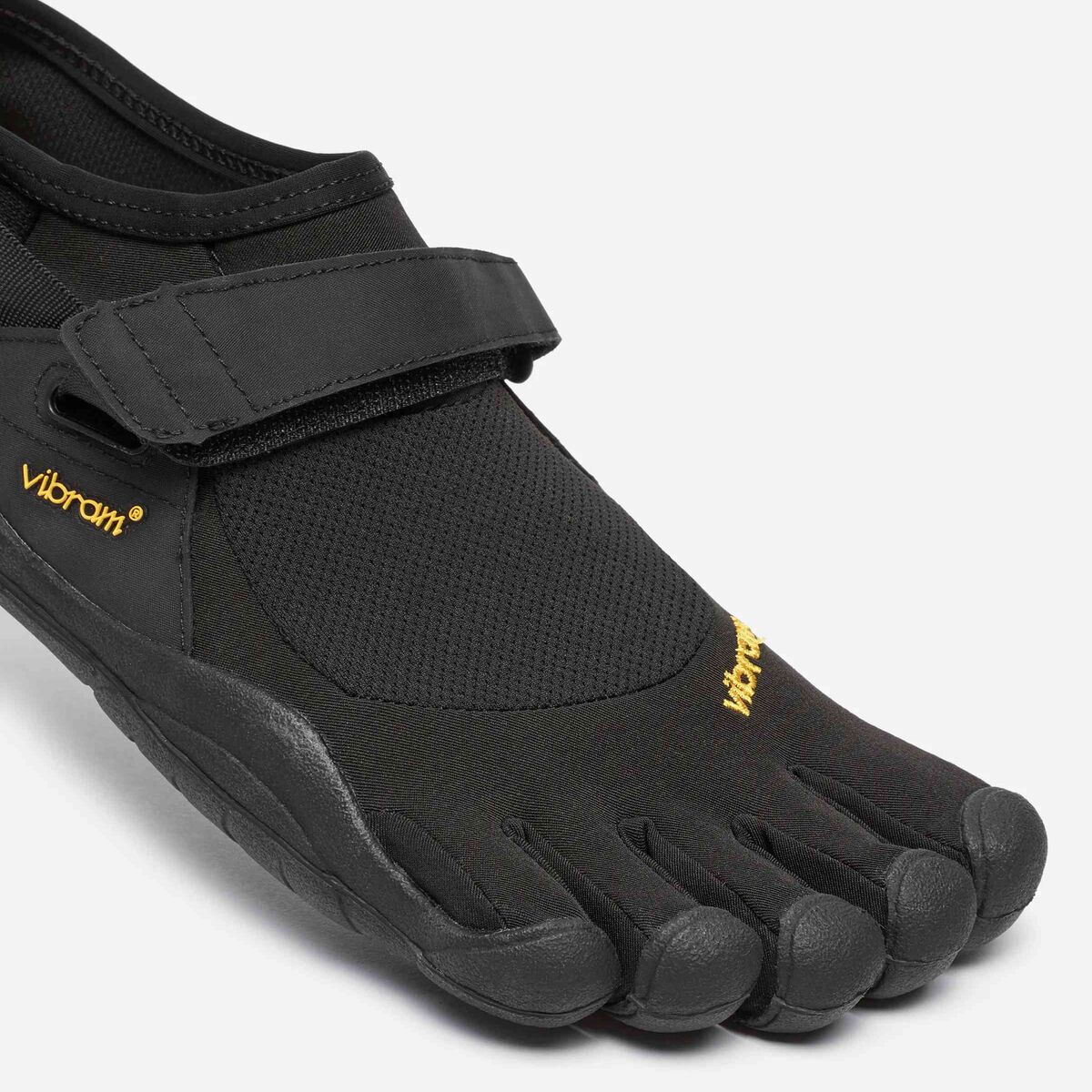  Vibram FiveFingers Men's KSO Barefoot Shoes Black/Black 38 &  Toesock Bundle